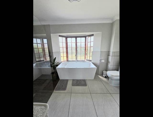 4 BEDROOM HOUSE FOR SALE IN CLIFTON HILL ESTATE